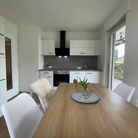 Crown Living Design Apartment - 2 Schlafzimmer - Kueche - Gratis Parkplatz - Abstellraum Fuer Fahrraeder/Ski Mader Exterior foto