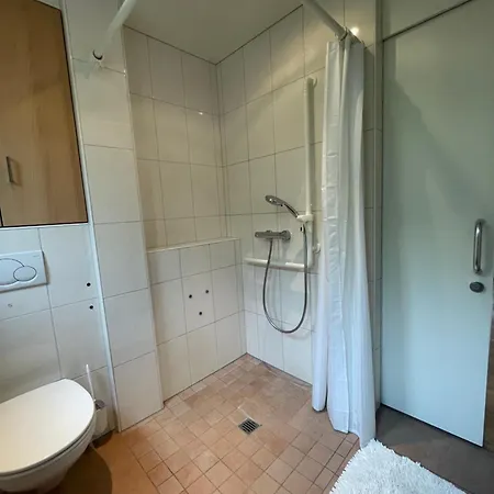 Crown Living Design Apartment - 2 Schlafzimmer - Kueche - Gratis Parkplatz - Abstellraum Fuer Fahrraeder/Ski Mader Exterior foto