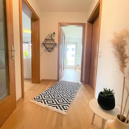 Crown Living Design Apartment - 2 Schlafzimmer - Kueche - Gratis Parkplatz - Abstellraum Fuer Fahrraeder/Ski Mader Exterior foto
