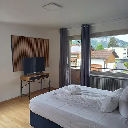 Crown Living Design Apartment - 2 Schlafzimmer - Kueche - Gratis Parkplatz - Abstellraum Fuer Fahrraeder/Ski Mader Exterior foto