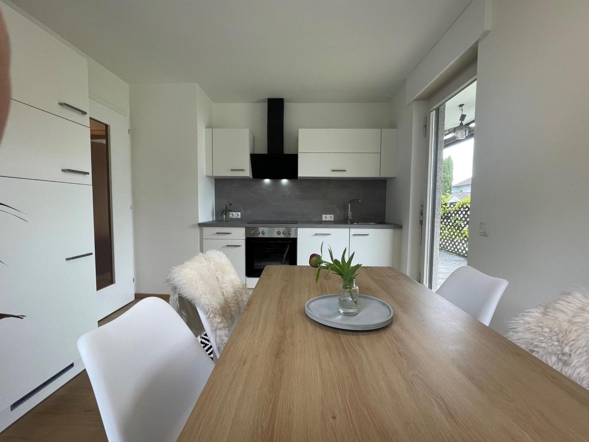 Crown Living Design - 2 Schlafzimmer - Kueche - Gratis Parkplatz - Abstellraum Fuer Fahrraeder/ski * Mader