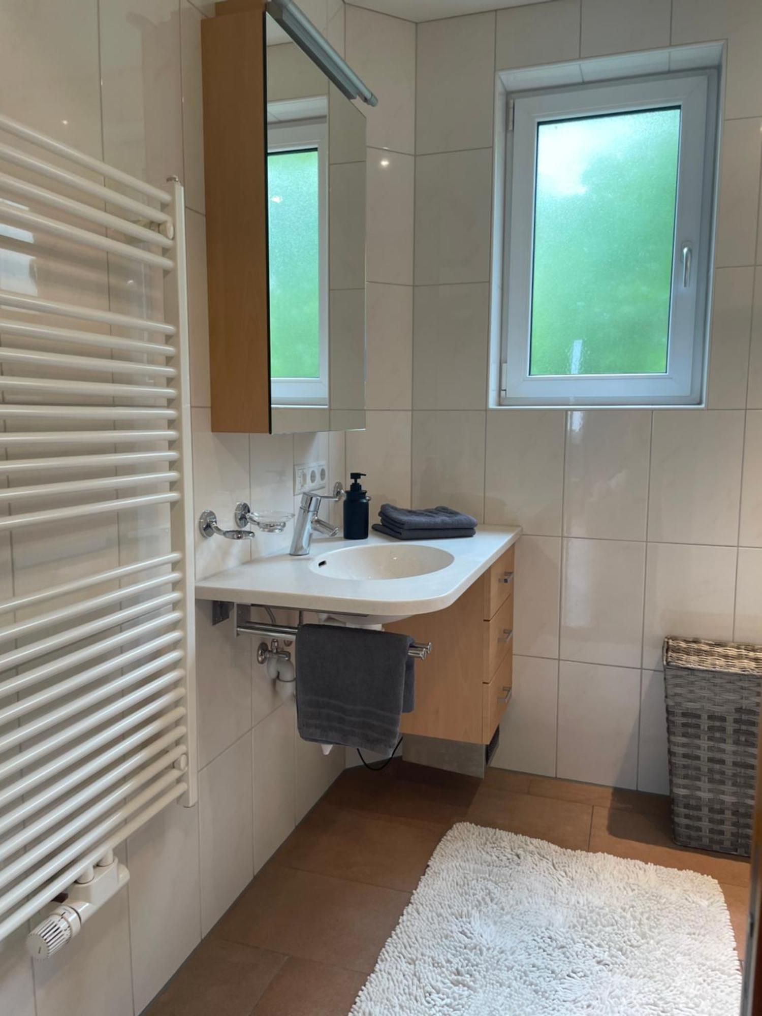 Crown Living Design - 2 Schlafzimmer - Kueche - Gratis Parkplatz - Abstellraum Fuer Fahrraeder/ski Mader