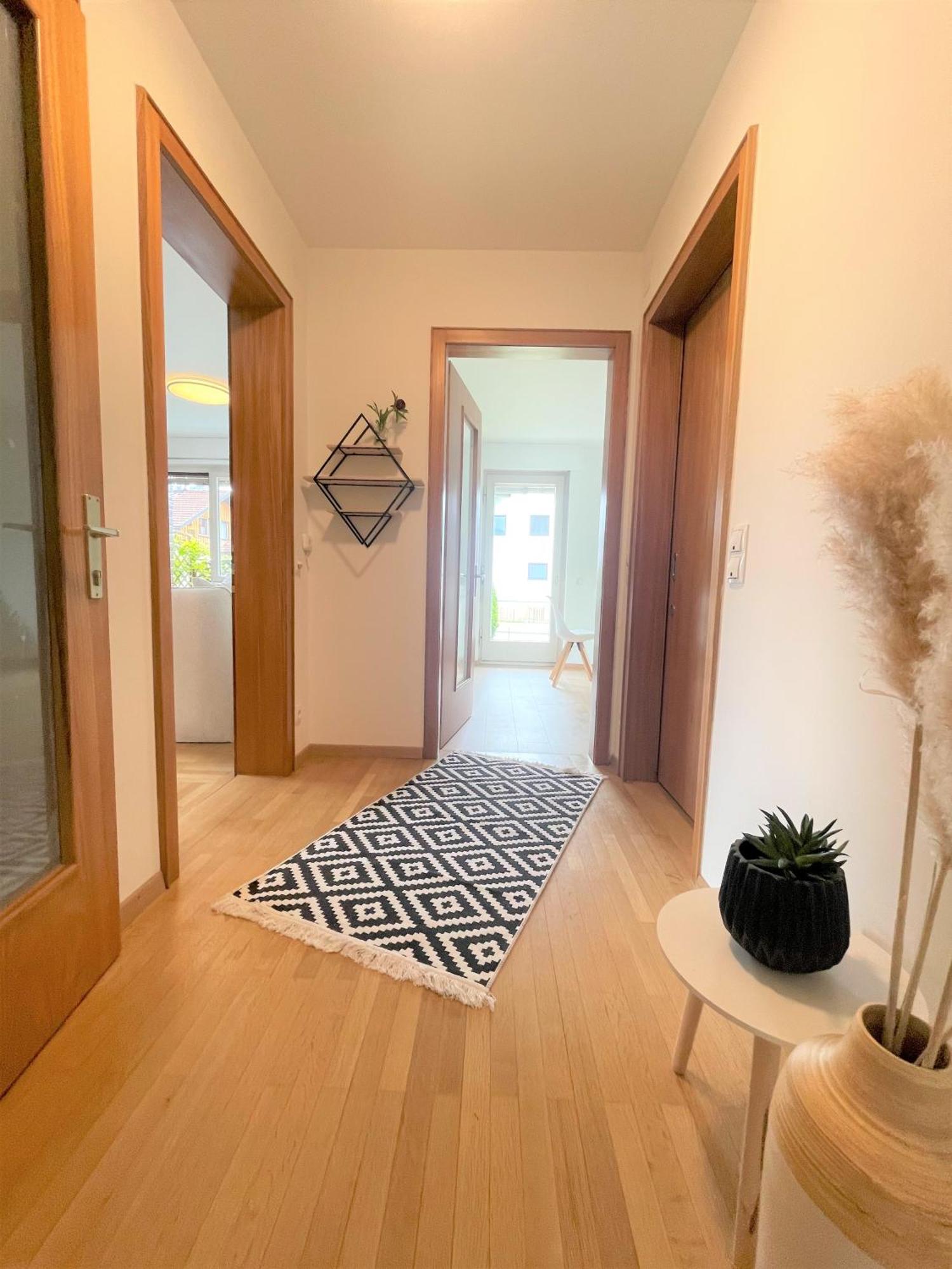 Apartment Crown Living Design - 2 Schlafzimmer - Kueche - Gratis Parkplatz - Abstellraum Fuer Fahrraeder/ski *