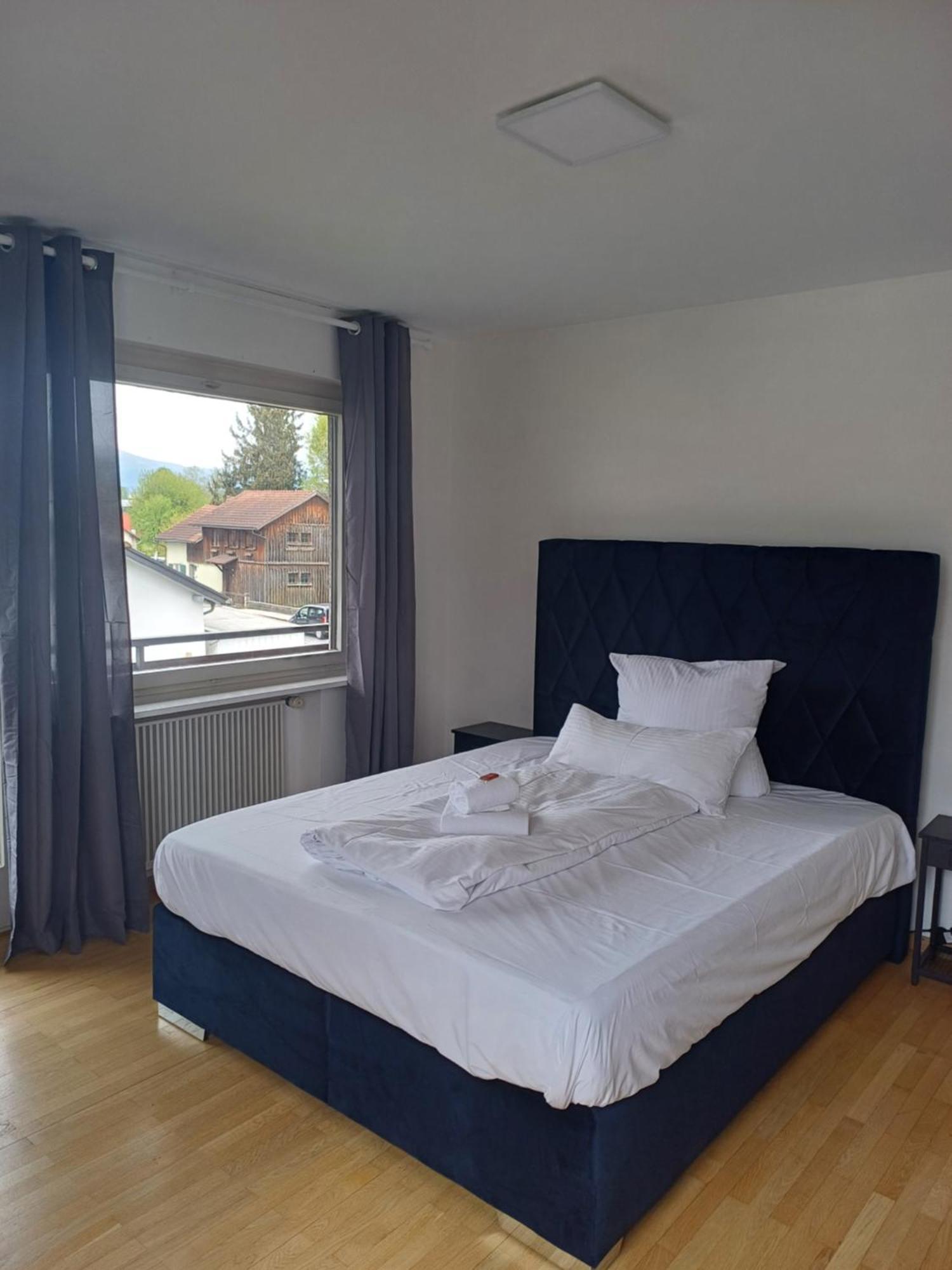Crown Living Design - 2 Schlafzimmer - Kueche - Gratis Parkplatz - Abstellraum Fuer Fahrraeder/ski Apartment