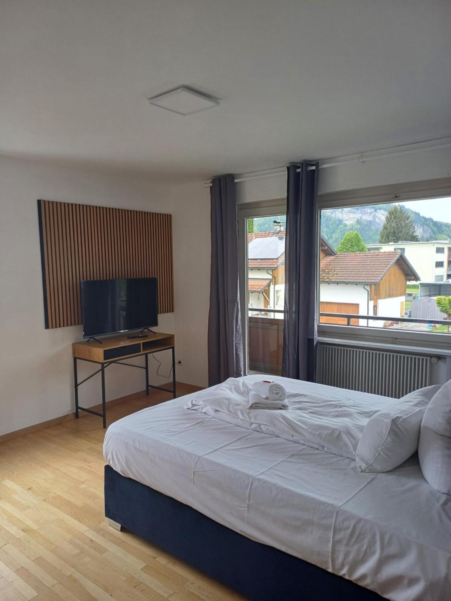 Crown Living Design - 2 Schlafzimmer - Kueche - Gratis Parkplatz - Abstellraum Fuer Fahrraeder/ski Apartment *